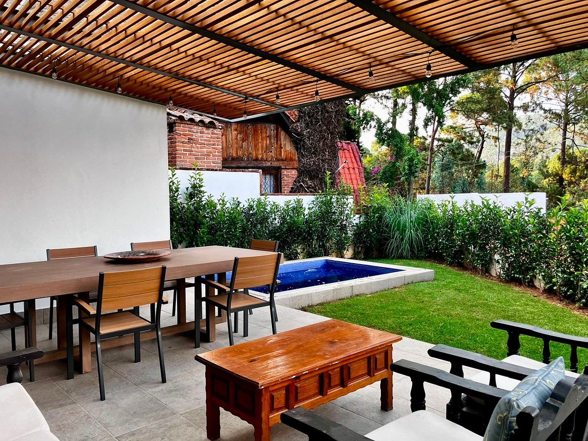 Terraza con sala de exterior y mesa, foto 12 de 20