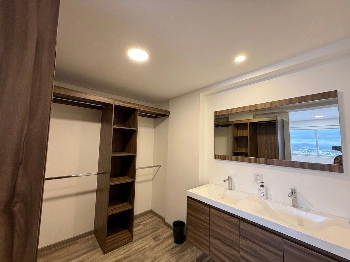 Vista de lavabo, espejo y vestidor, foto 9 de 24
