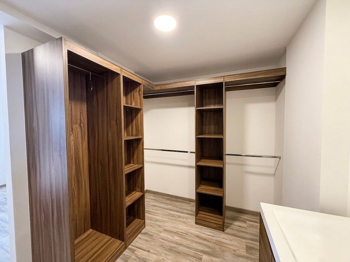 Vestidor de habitación principal, foto 10 de 24