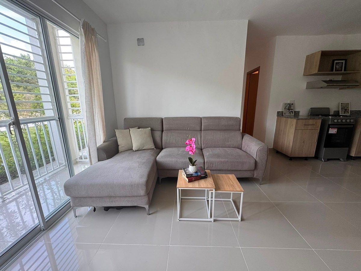 Apartamento de 3 habitaciones en el primer piso en alquiler en Cayenas, foto 1 de 8