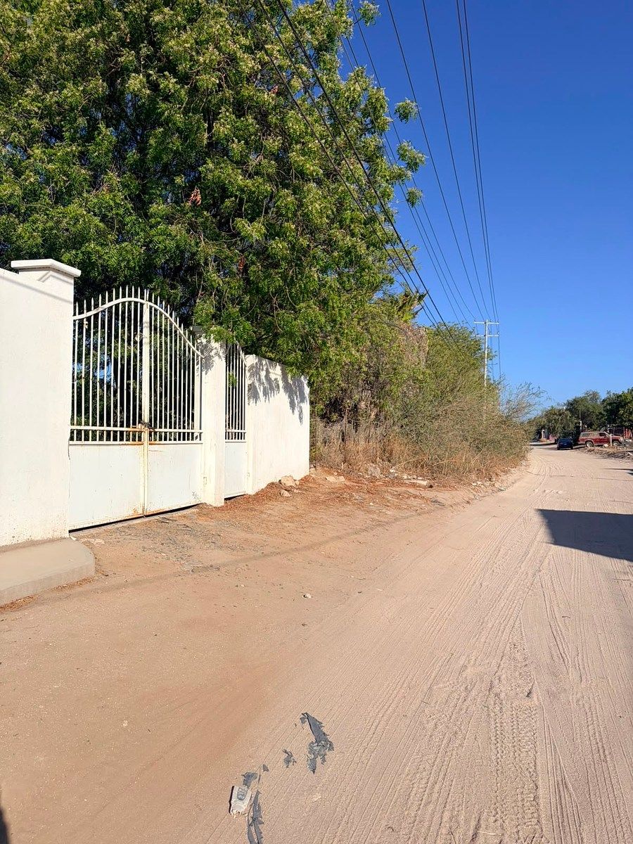 Entrada de la propiedad, foto 1 de 6