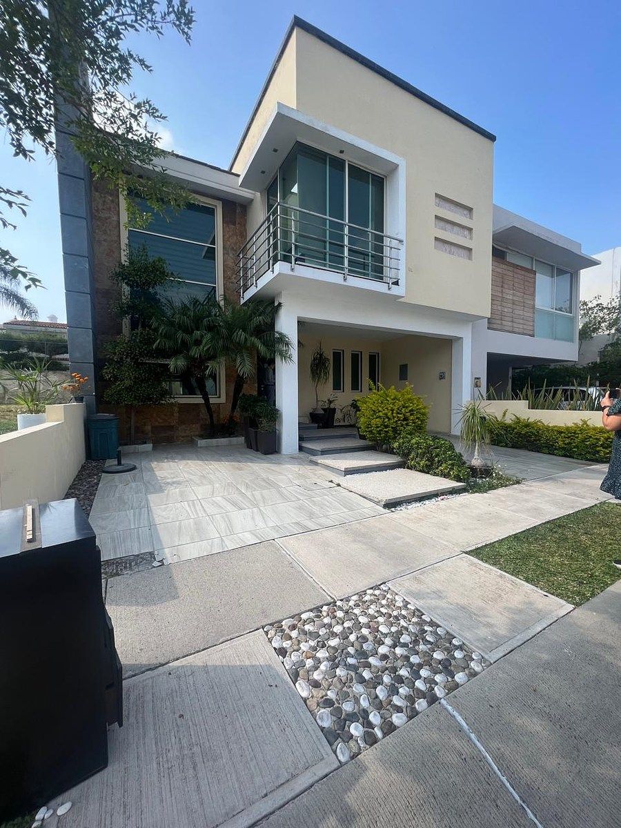 Residencia de oportunidad para remodelar, foto 1 de 24
