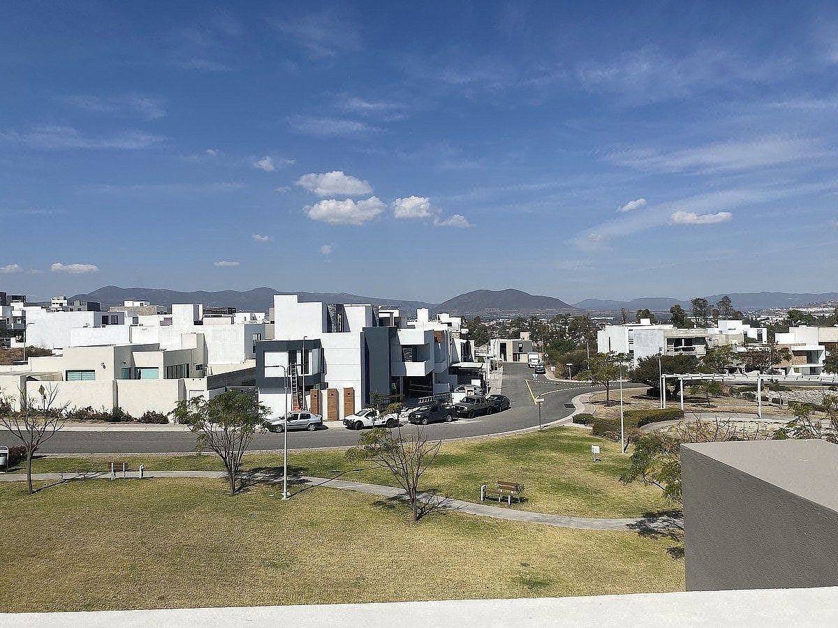 Casa nueva en venta en colinas de juriquilla 4 recamaras, roof garden.