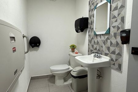 EN RENTA Consultorio médico (Primer nivel) sobre el Boulevard La Salle