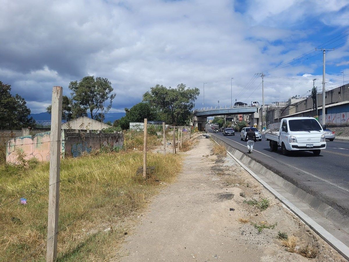 TERRENO COMERCIAL EN VENTA — UNA MANZANA SOBRE AVENIDA PETAPA - Image 1
