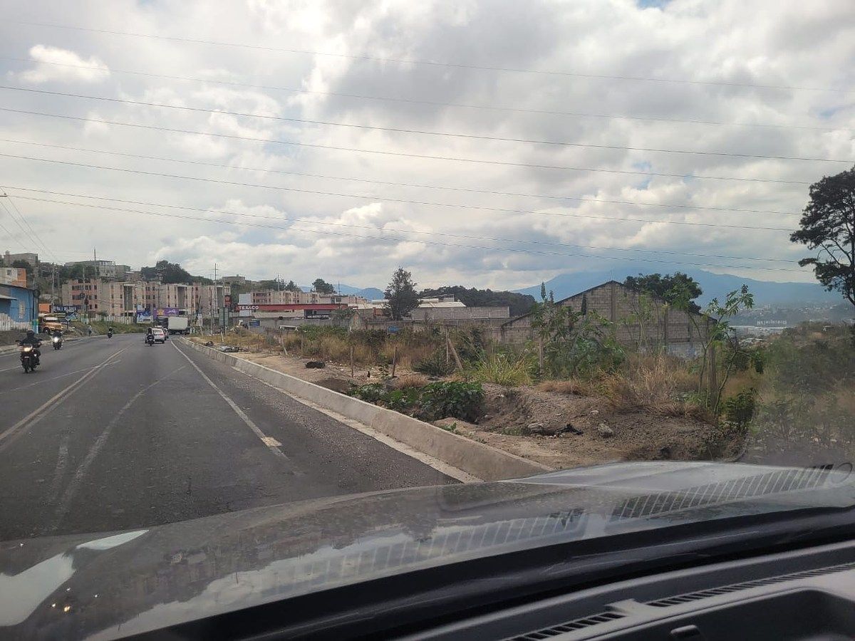 TERRENO COMERCIAL EN VENTA — UNA MANZANA SOBRE AVENIDA PETAPA - Image 5