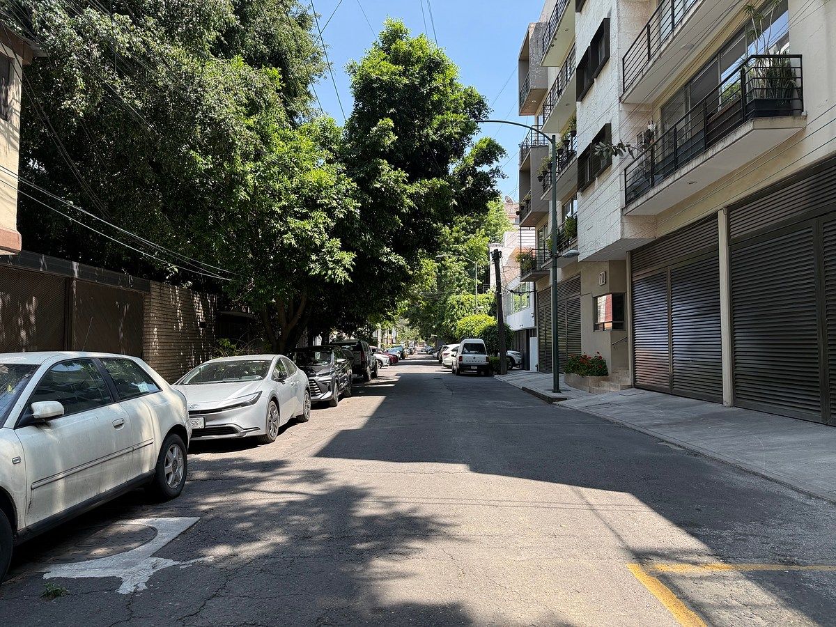 VENTA AMPLIA CASA CÉNTRICA ZONA (NÁPOLES), foto 1 de 15