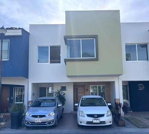 CASA COM LOCALIZAÇÃO IMBATÍVEL FRENTE À ÁREA VERDE, foto 1 de 27