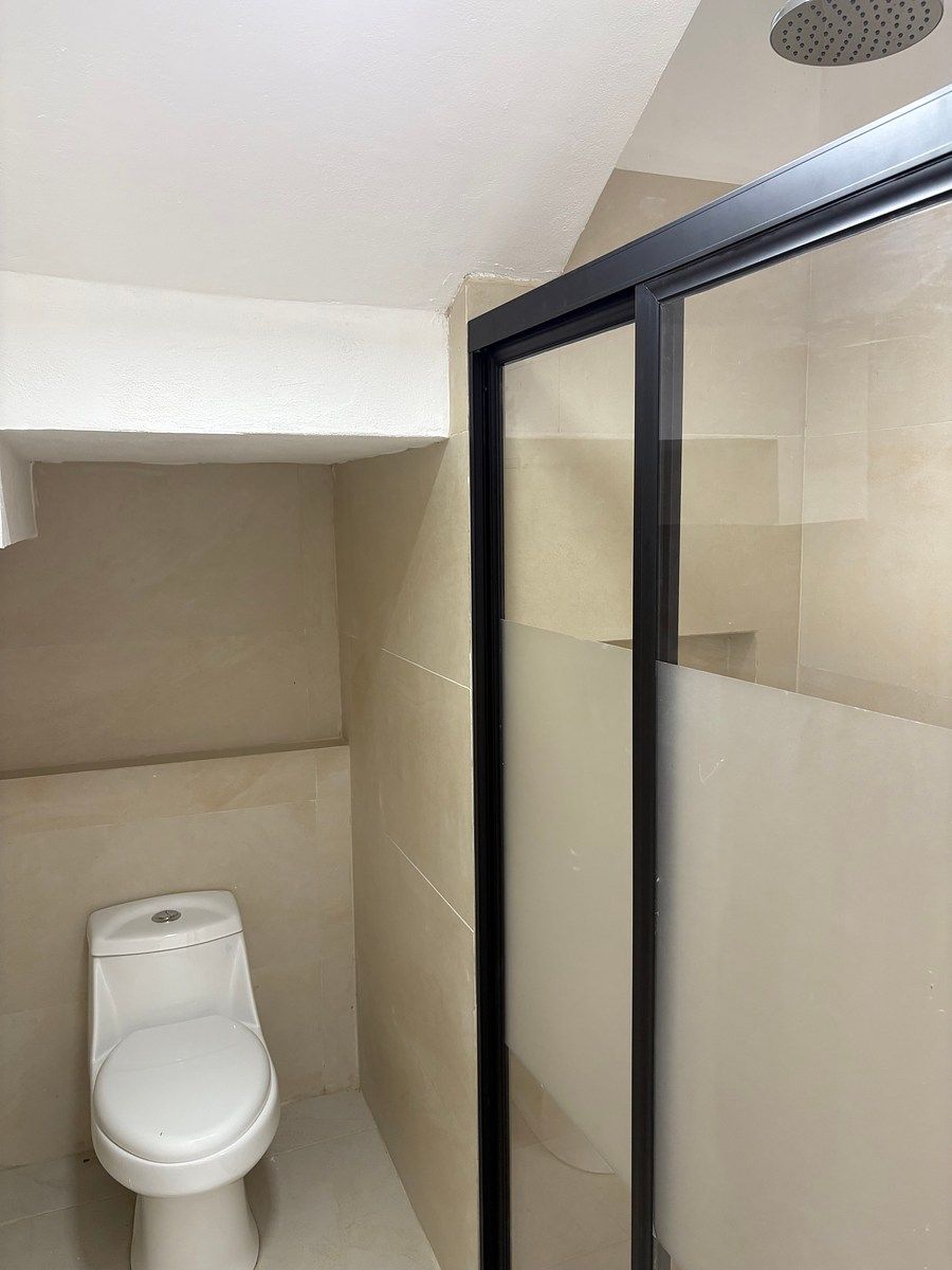 Baño completo en planta baja para visitas, foto 12 de 41