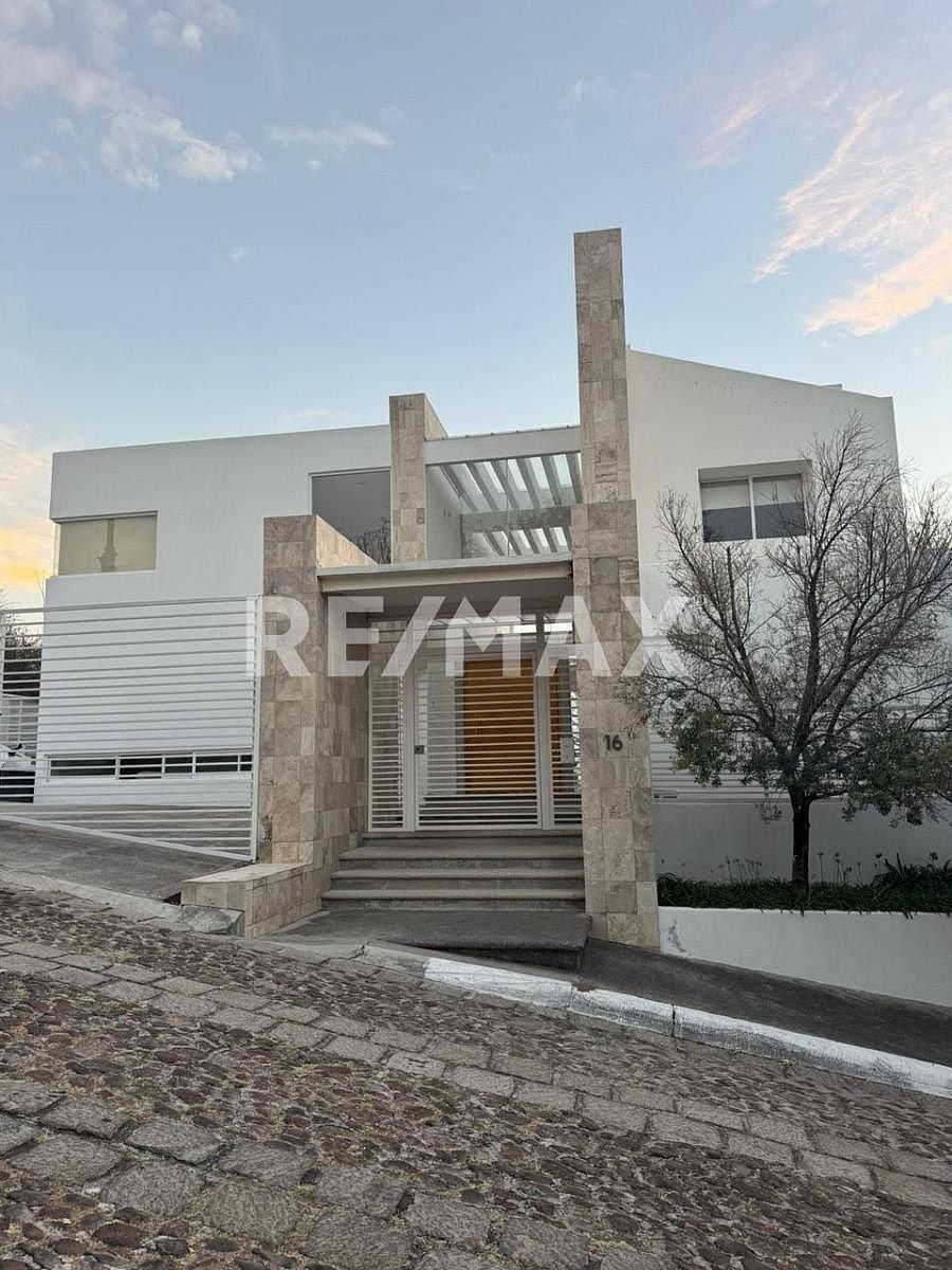 Casa en Venta Vista Real Country Club Querétaro  con Terraza, Cava y Jardín, foto 1 de 13