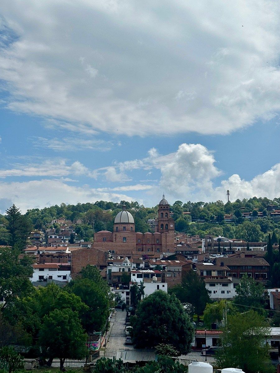 BONITA CASA CERCA DE LA PLAZA EN TAPALPA JALISCO, foto 1 de 23