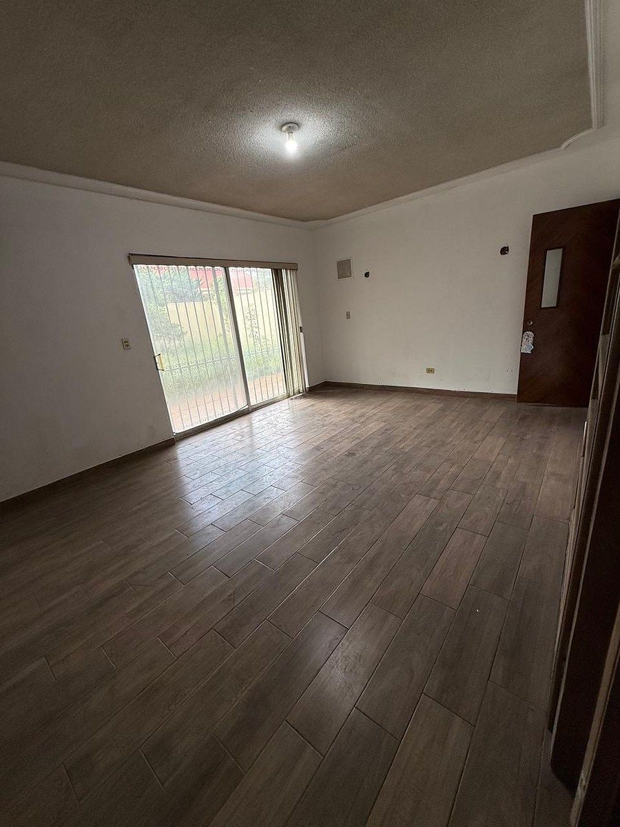 Casa em Contry la Silla, Guadalupe, foto 2 de 17