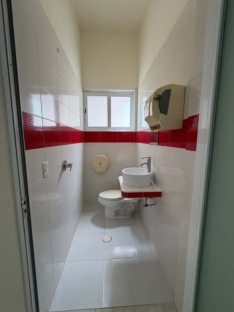 Baño dentro local médico, foto 7 de 8