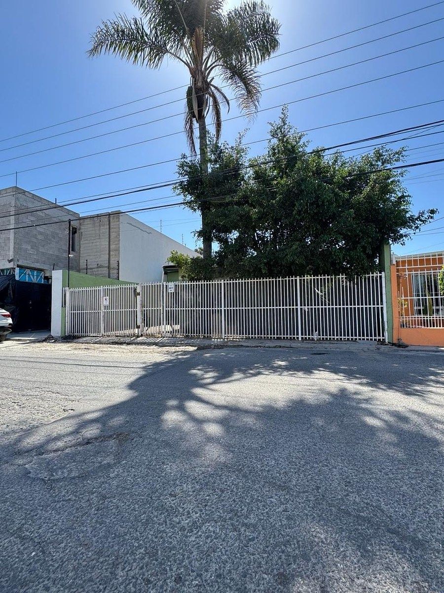 Casa para remodelar con terreno, uso de suelo comercial, foto 1 de 4