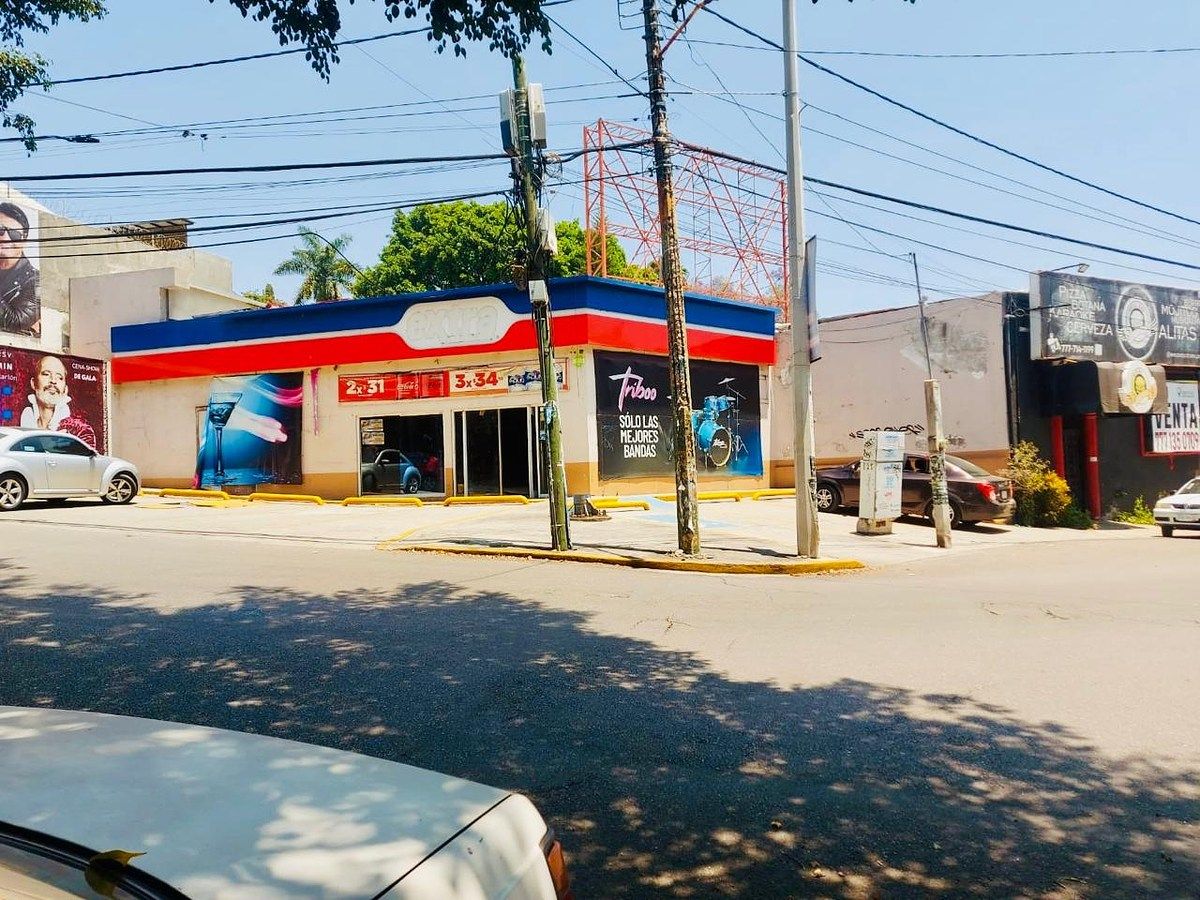 Local comercial en esquina sobre Av. Teopanzolco con 9 estacionamientos, foto 1 de 7