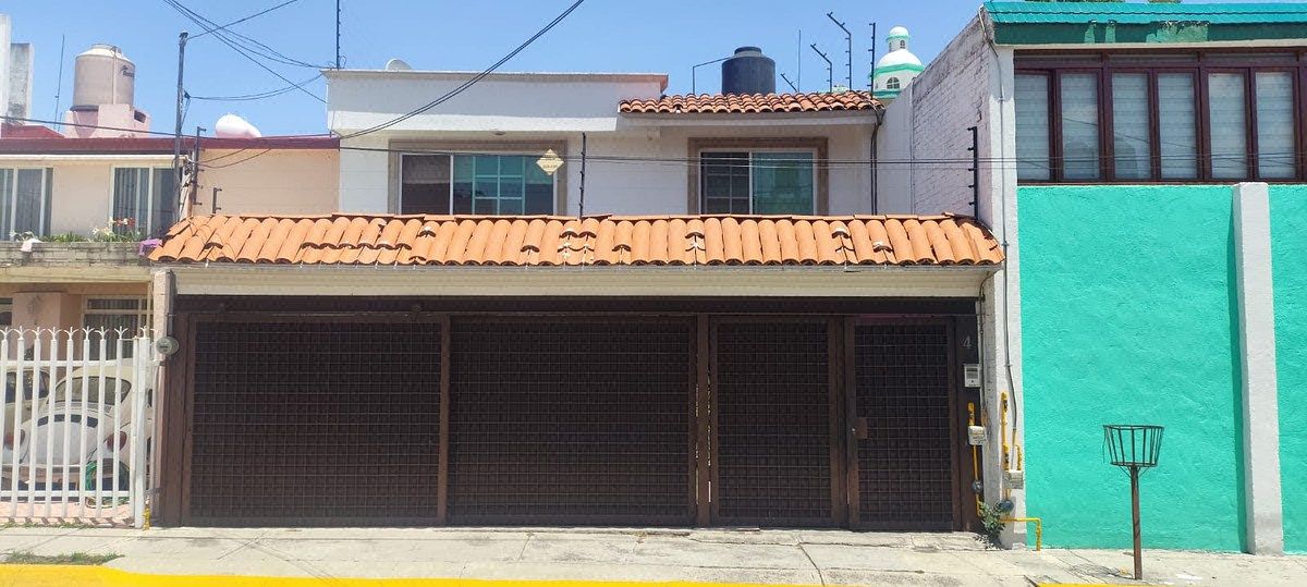 VENDA DE CASA DE DOIS NÍVEIS EM CONDOMÍNIO FECHADO COM SEGURANÇA, foto 1 de 12