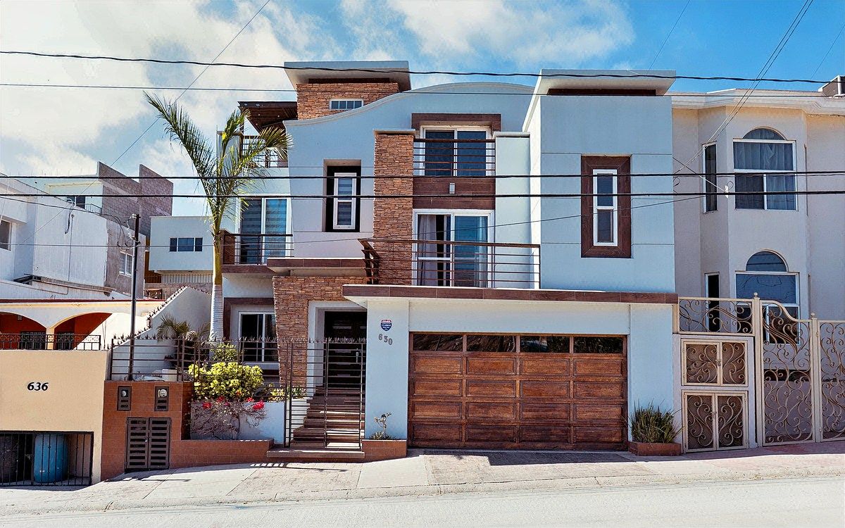 Casa en VENTA Colonia Moderna Ensenada. Vista al Mar, 5 Recamaras y Departamento