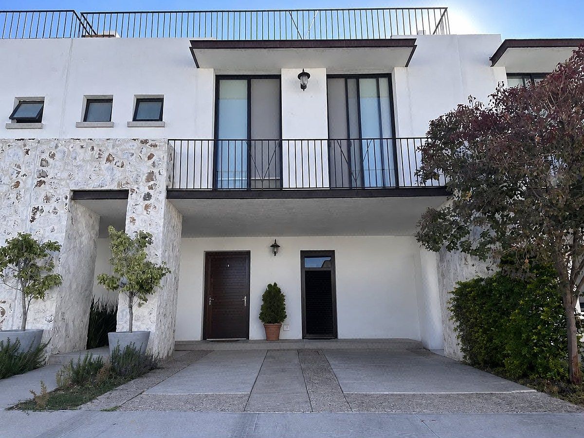 CASA EN VENTA CON CUARTO DE SERVICIO EN TORRE DE PIEDRA JURIQUILLA QUERETARO, foto 1 de 11