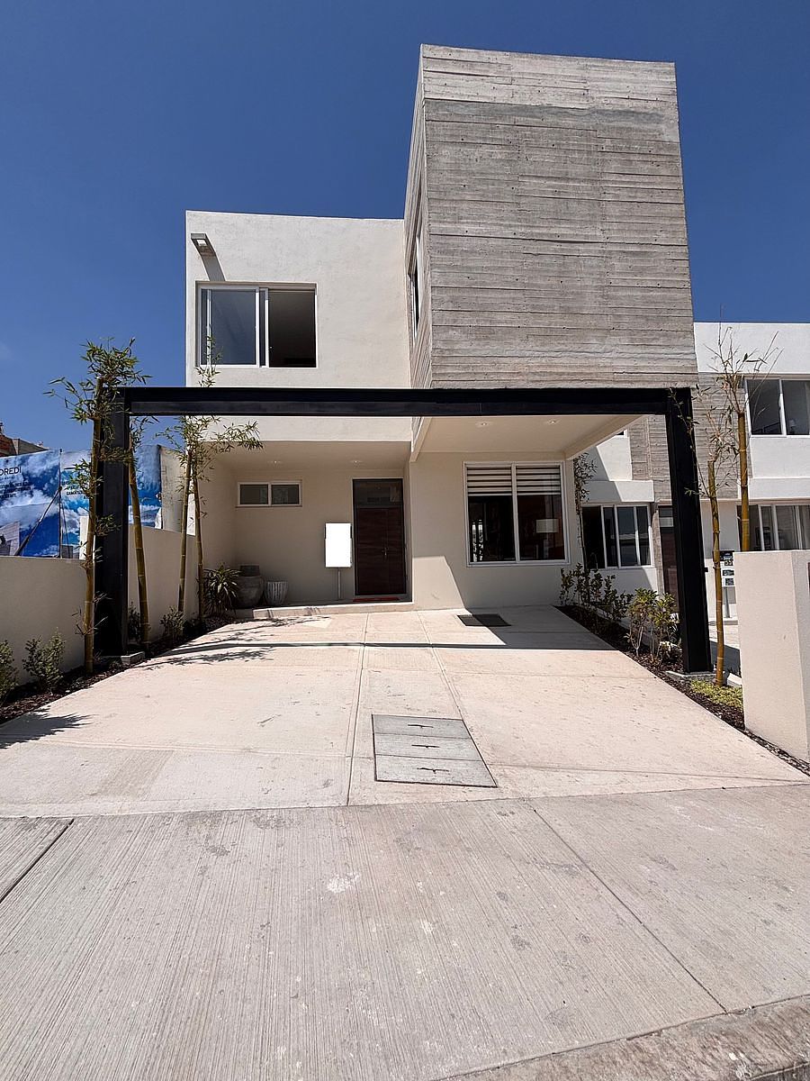 Casa à Venda | Estacionamento Coberto, Jardim Privado e Casa de Clube com Piscina, foto 1 de 16