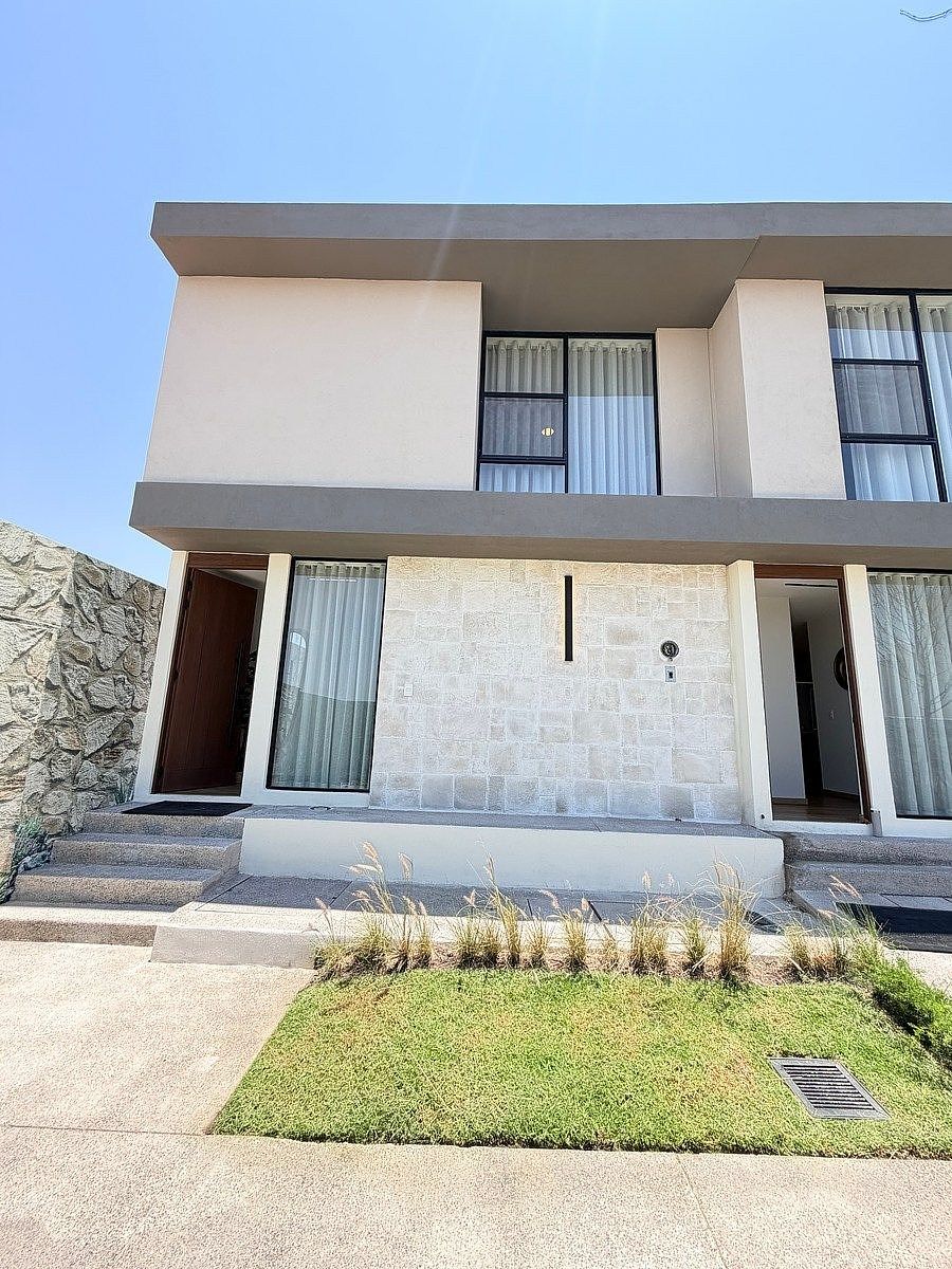 Casa à Venda | 2 Quartos com Banheiro Privado, Jardim Privado, foto 1 de 17