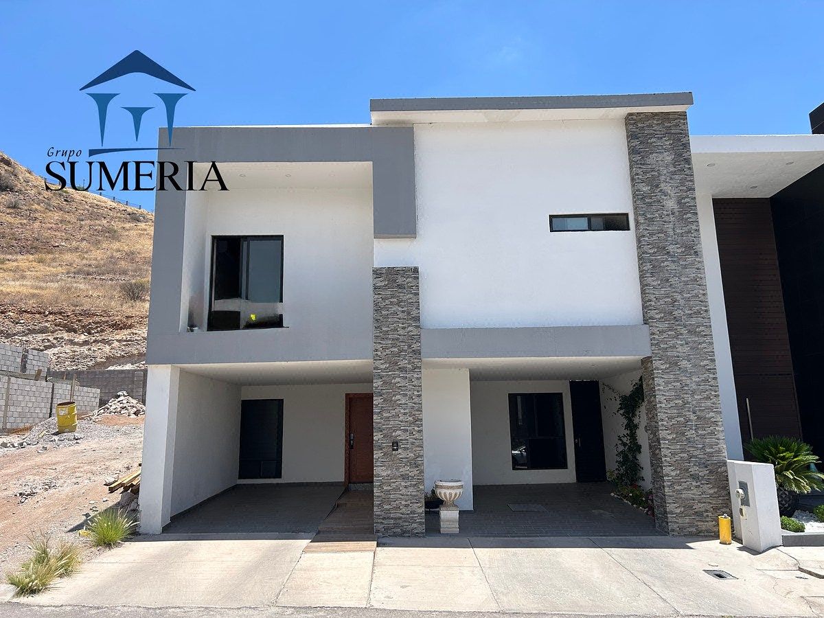 Casa con recámara en PB y paneles en Bosque Real