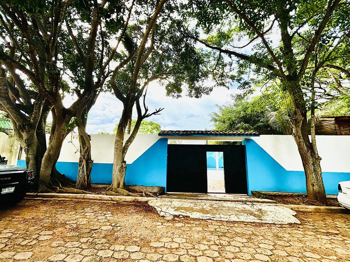 Casa de um andar com um amplo jardim, foto 1 de 34