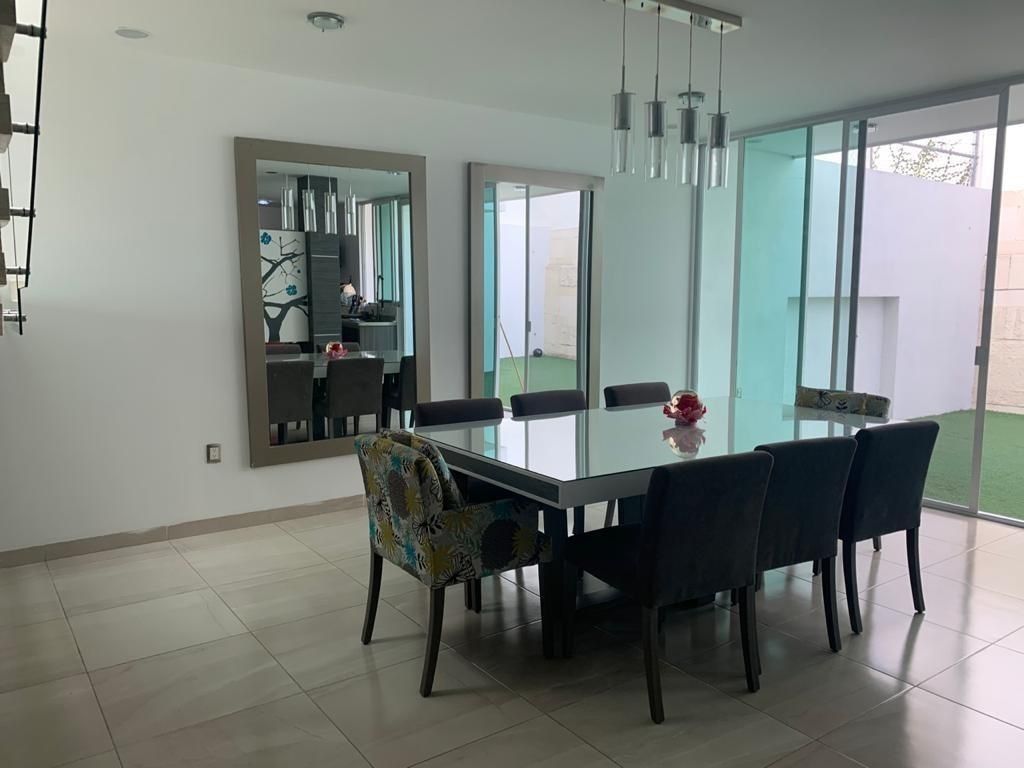 Comedor con ventanales a jardín corredizos, foto 5 de 25