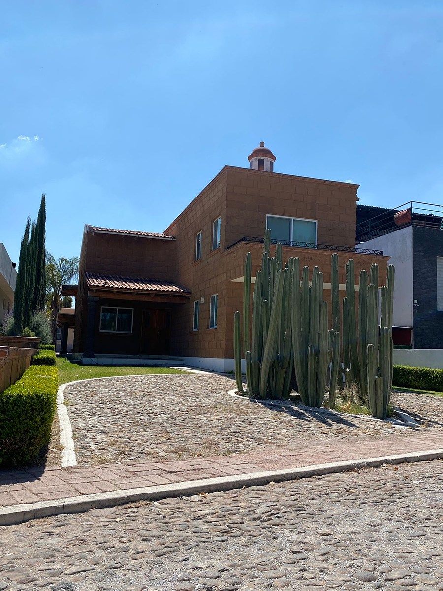 Fachada principal, foto 1 de 17
