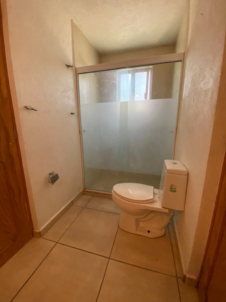Baño completo en planta baja para 2 recámaras, foto 12 de 17