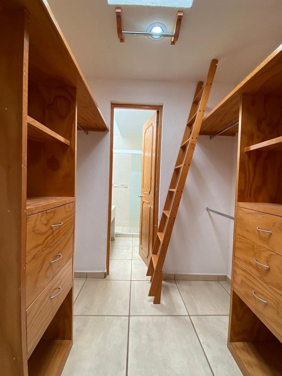 Closet con vestidor en recámara principal, foto 15 de 17