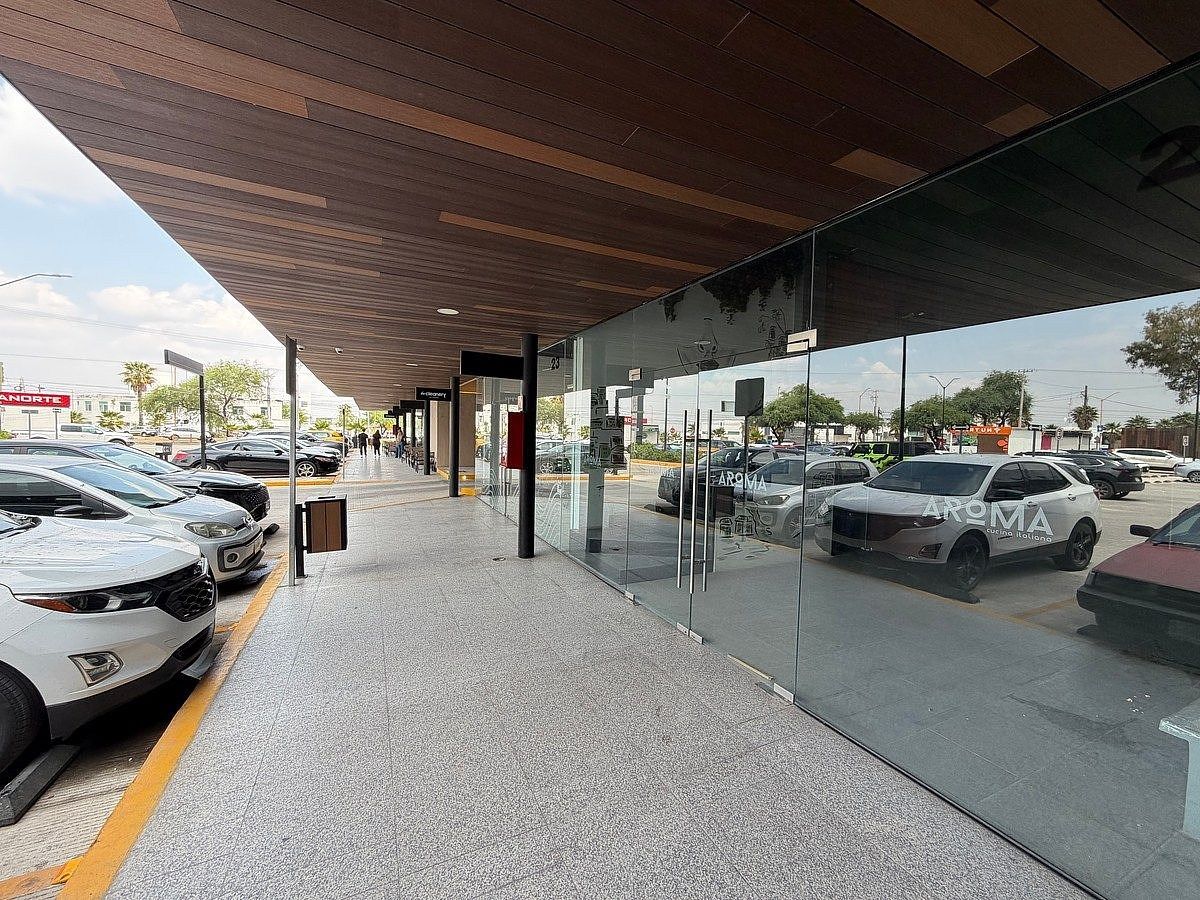 Local en renta en Plaza Garza Sada planta baja - miniatura 2