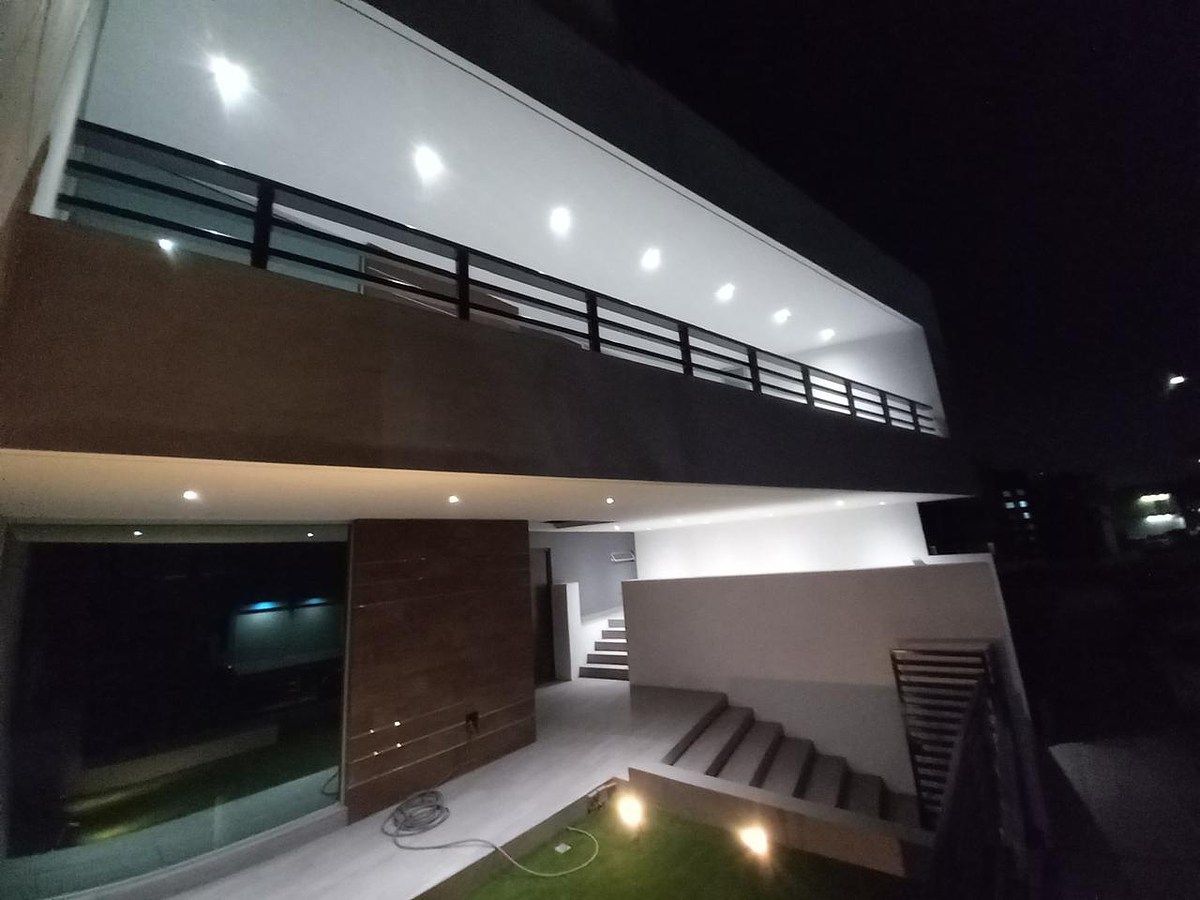 Casa Nueva  | 760 m² | 3 Recámaras | Sótano con Bar | 8 Estacionamientos, foto 1 de 40