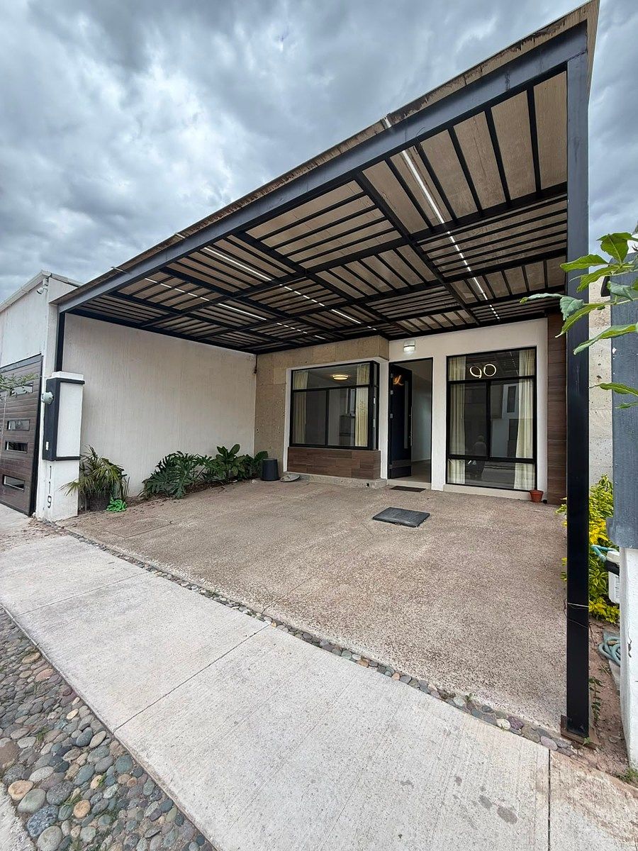 ¡EXCELENTE OPCION! ACOGEDORA CASA DE UNA PLANTA EN VENTA EN BOSQUES SERENO, foto 1 de 32