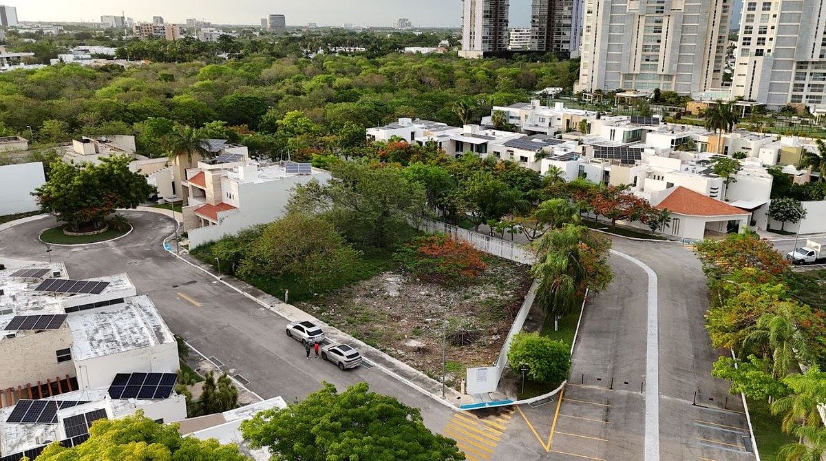 Terreno Dentro de Privada en Altabrisa, Merida