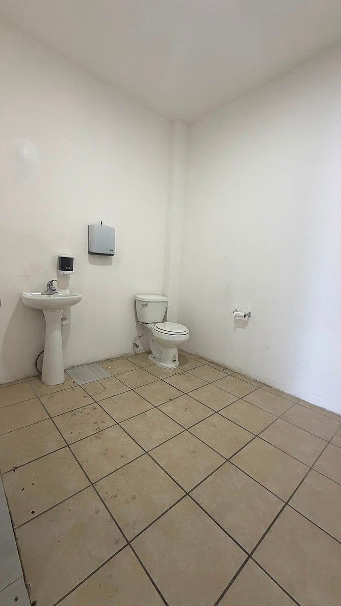 Local comercial en Lago Sur, Tijuana, foto 14 de 23