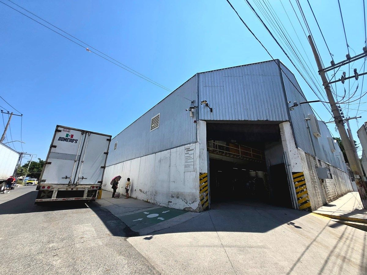 Bodega comercial en venta con uso de suelo mixto, foto 1 de 28
