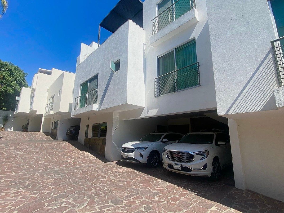 Casa en Venta en Col. Jacarandas, photo 1 of 16