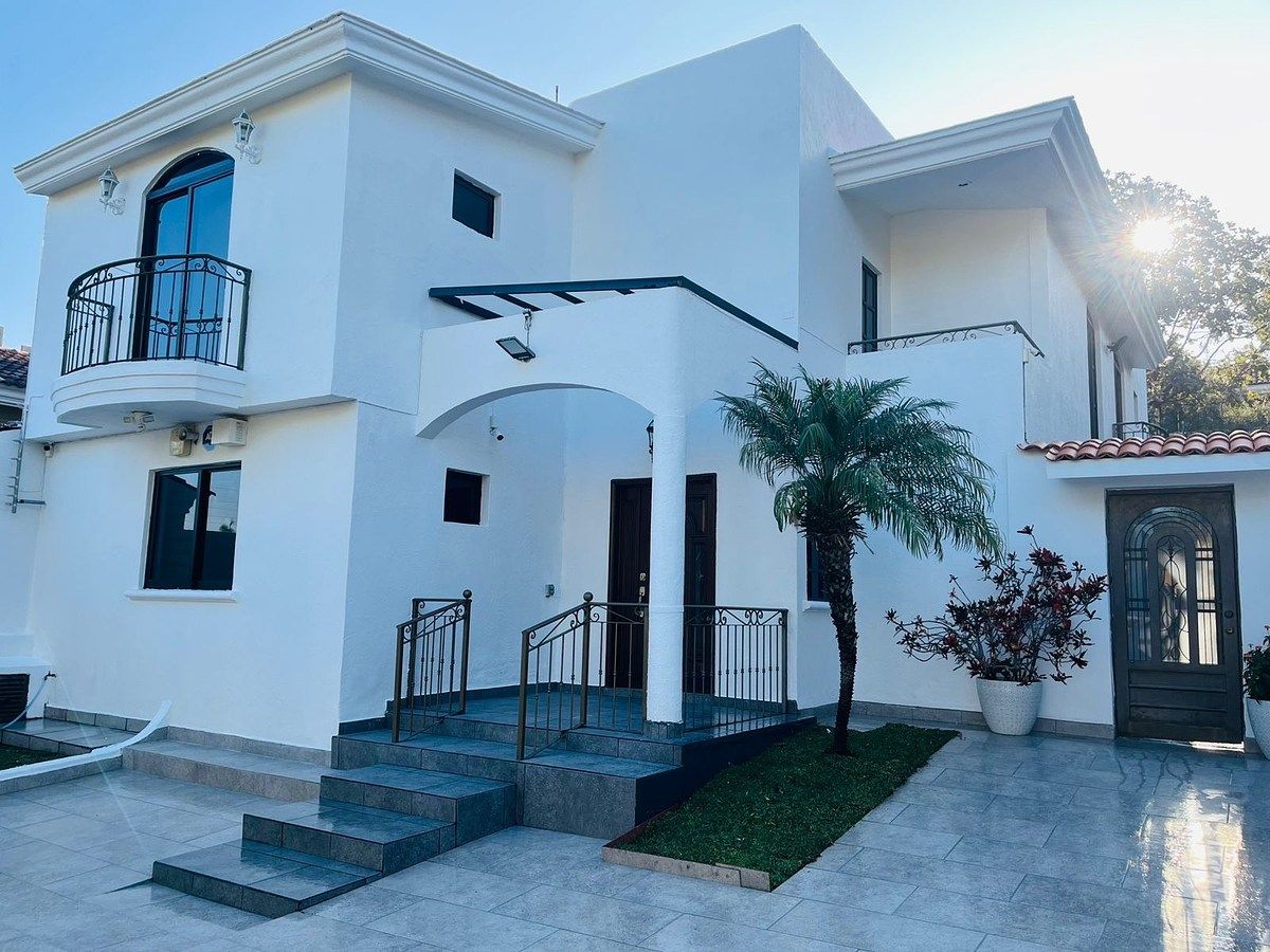 Casa en venta en Bugambilias, photo 1 of 24
