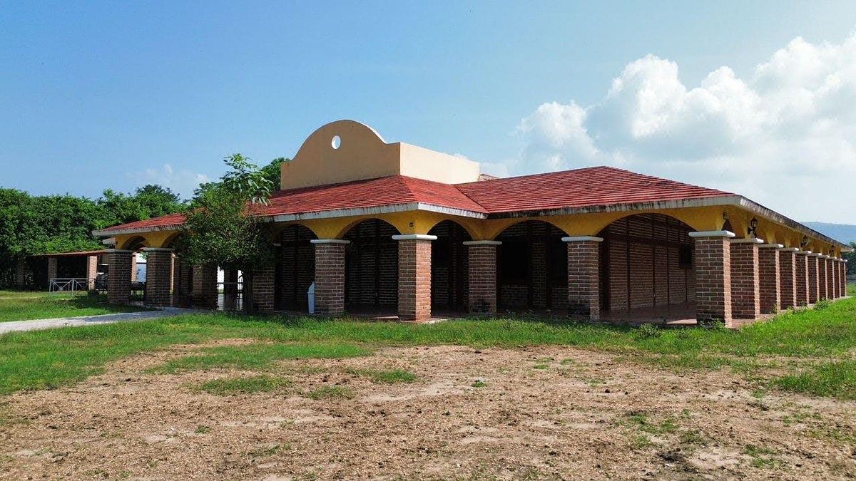 Rancho de 13 hectáreas en venta con instalaciones de lienzo charro y caballeriza