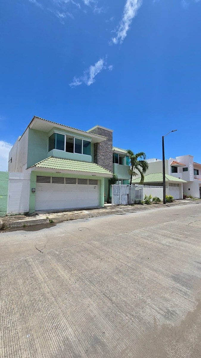 Casa en Venta con Alberca en Fraccionamiento Las Palmas