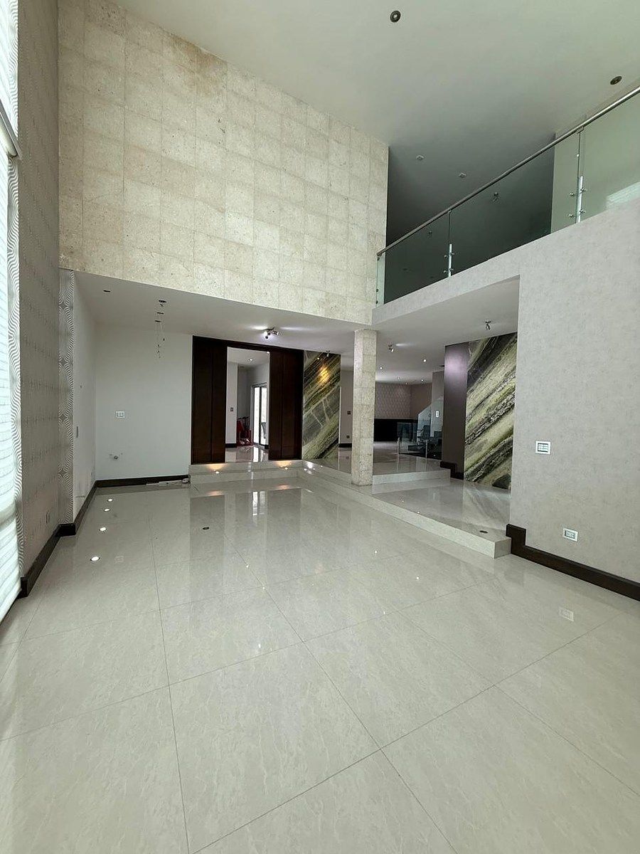 VENTA! RESIDENCIA en esquina. Equipada de Lujo en Carolco Primer Sector, foto 1 de 34