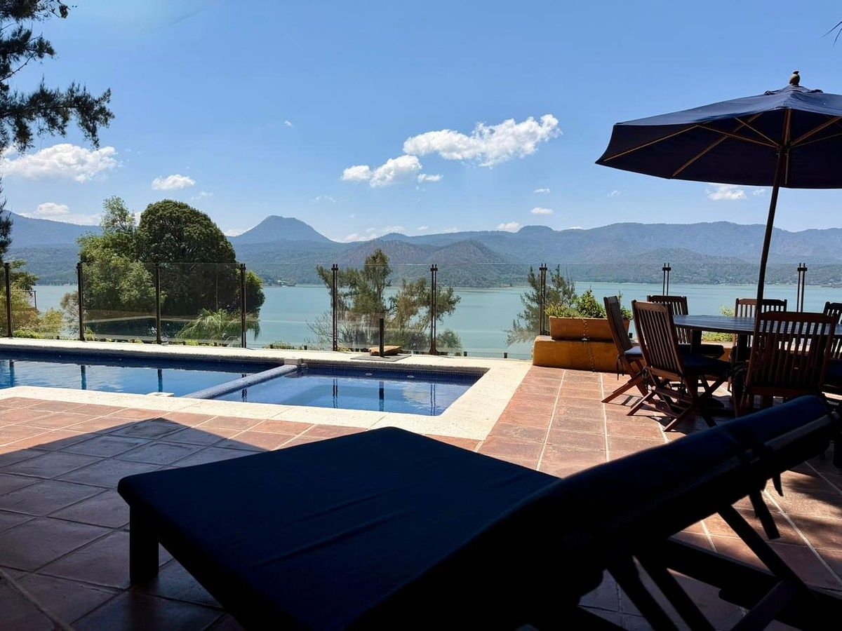 CASA PARA ALUGAR COM VISTA PARA O LAGO EM VALLE DE BRAVO, foto 1 de 20