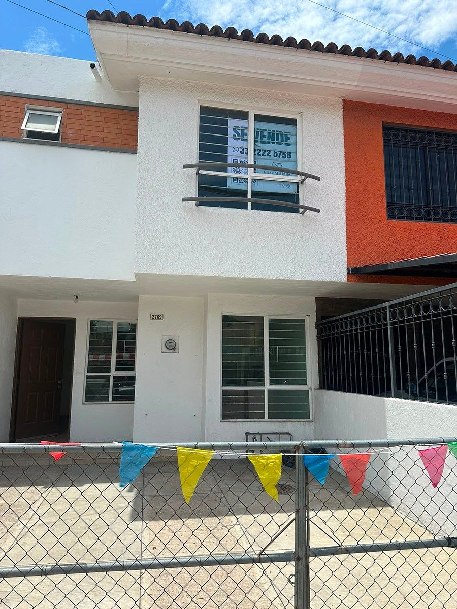 CASA EN VENTA EN PARQUES DE SANTA CRUZ DEL VALLE, TLAQUEPAQUE!, foto 1 de 14