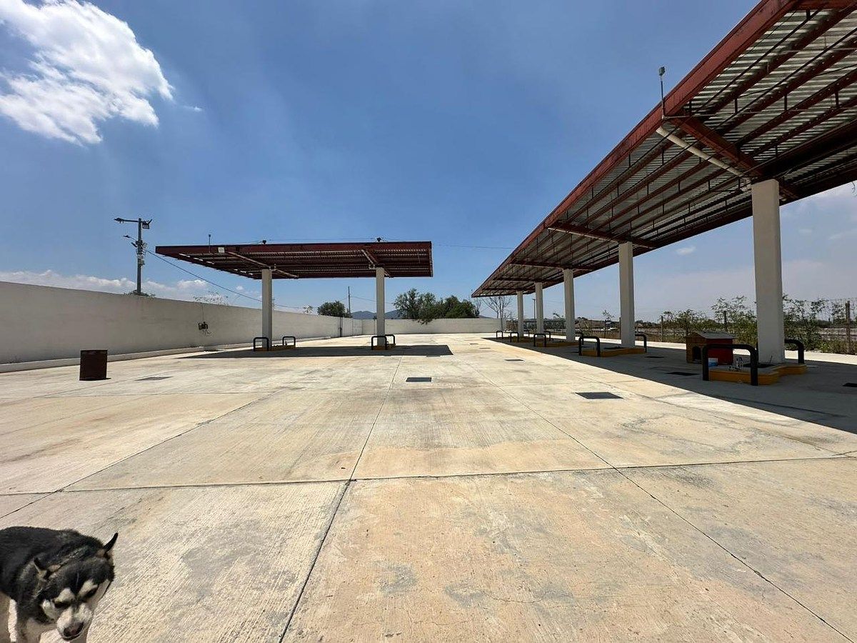 Gasolinera con tienda de auto-servicio en venta  afluente carretera, foto 1 de 12