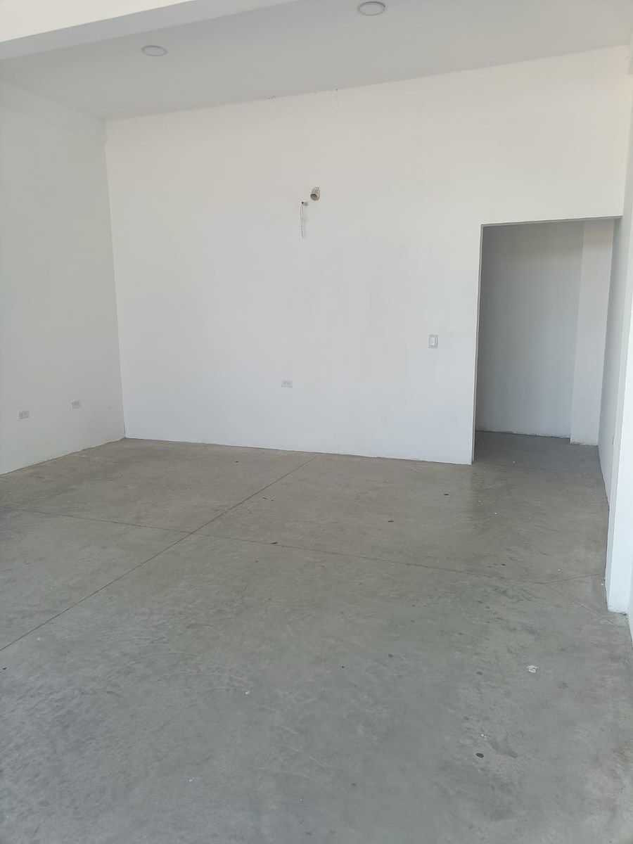 Local for sale with ample parking, photo 1 of 8