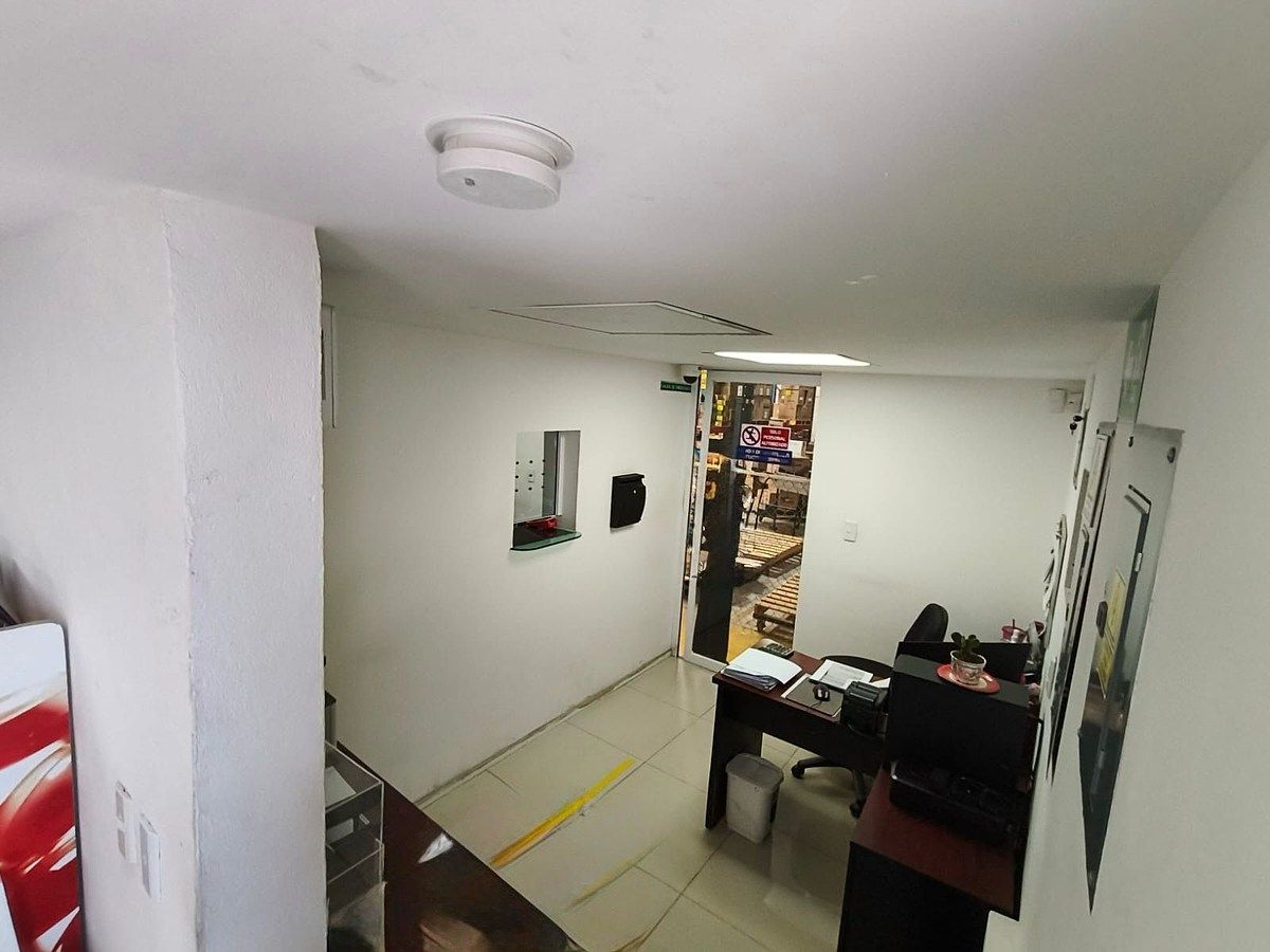 Caja y oficina en planta baja, foto 4 de 32