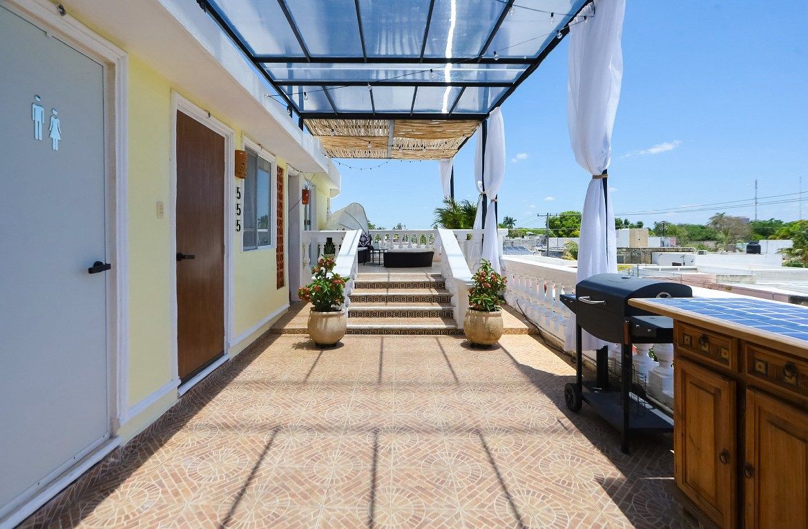 Terraço privado com 2 quartos e seu próprio banheiro! Compartilhe casa grande e piscina, foto 1 de 30