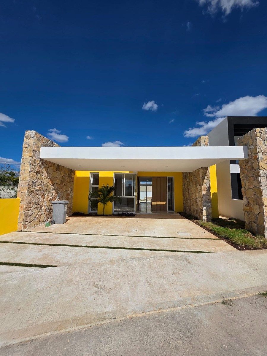 CASA EN CONKAL AMARILLA, photo 1 of 25