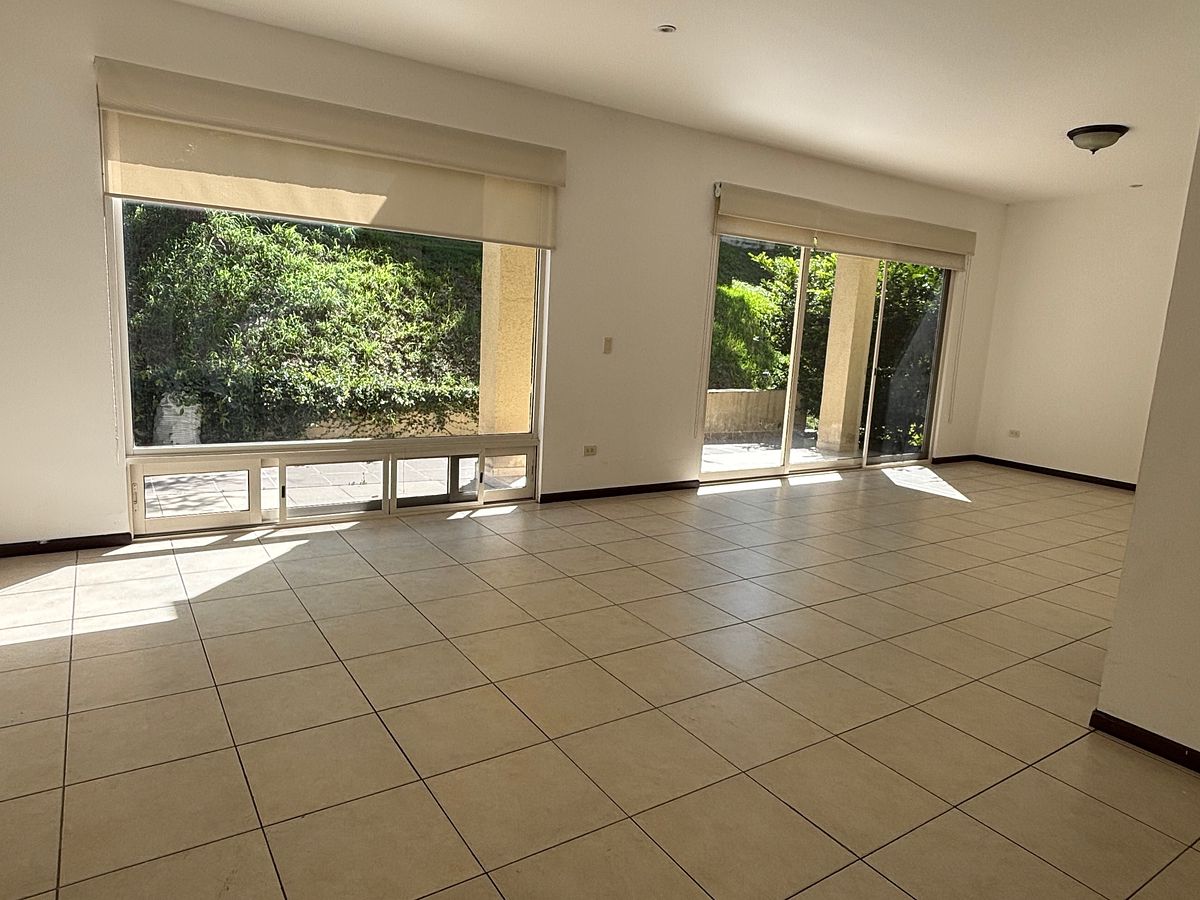 RENTA CASA EN VALLE ORIENTE, foto 1 de 13