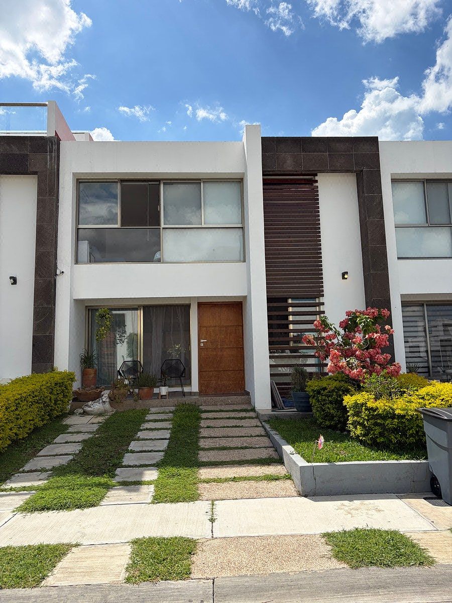 CASA À VENDA EM PRIVADA NO LADO OESTE DA CIDADE, foto 1 de 23